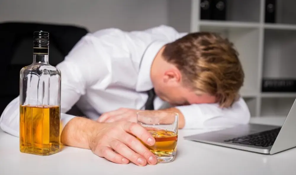 Hay un debate en torno a la causal de ebriedad como materia de despido en el trabajo. Foto: Freepik