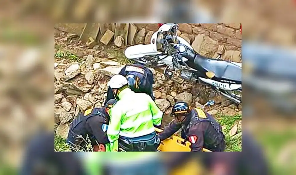 Agente fue ayudado por sus compañeros y serenos de Otuzco. Foto: Prensa Libre Agente fue ayudado por sus compañeros y serenos de Otuzco. Foto: Prensa Libre