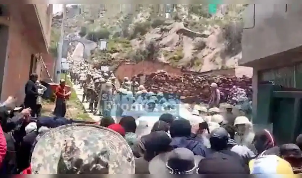 Ciudadanos de Desaguadero expulsan a militares. Video: Diario Sin Fronteras Ciudadanos de Desaguadero expulsan a militares. Video: Diario Sin Fronteras