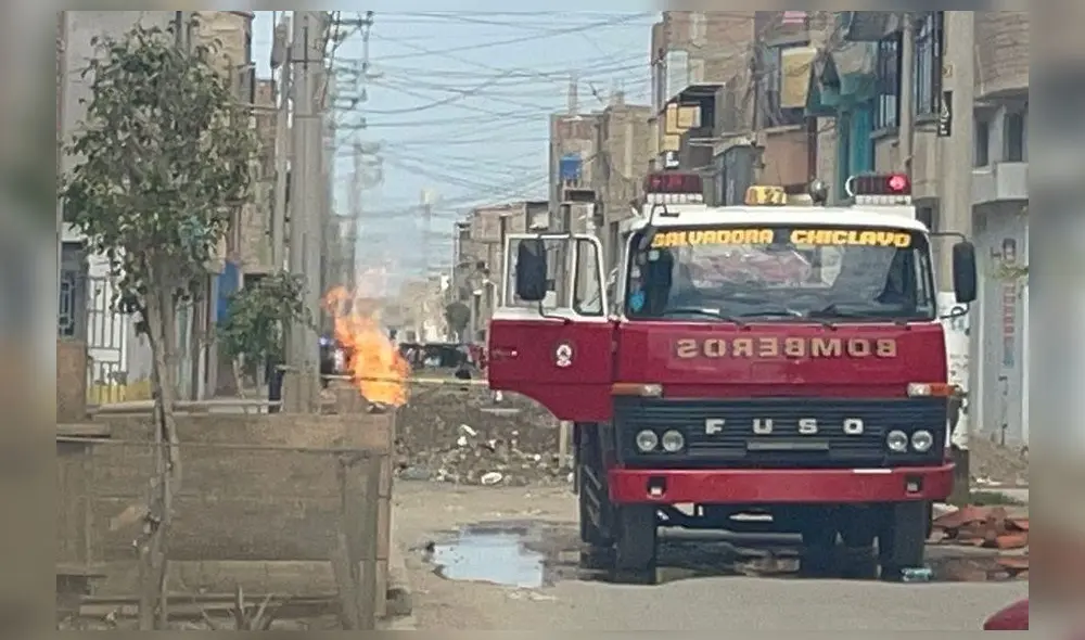 Los bomberos llegaron para realizar trabajos de enfriamiento y contención de la fuga. Foto: Yolanda Goicochea /URPI-LR Los bomberos llegaron para realizar trabajos de enfriamiento y contención de la fuga. Foto: Yolanda Goicochea /URPI-LR