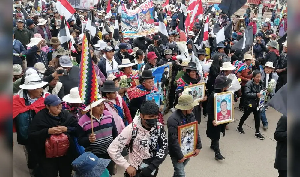 No cierra la herida. Padres llegaron con portaretratos de sus hijos que cayeron en las protestas sociales contra el gobierno de Boluarte. Foto: Kleber Sánchez