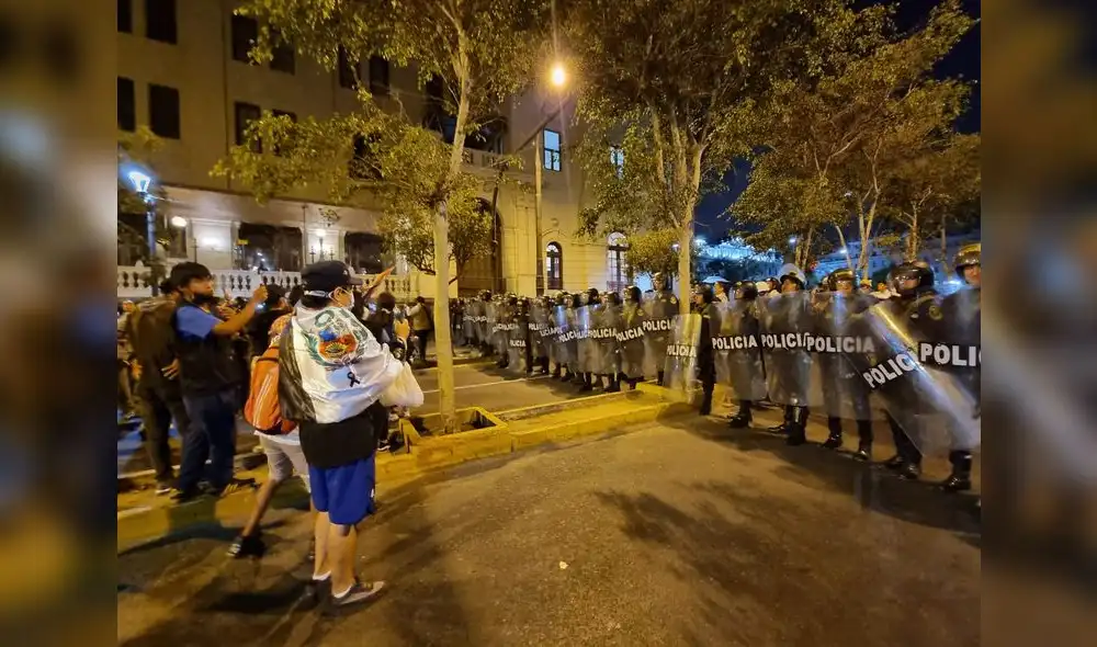 Manifestantes se congregan en plaza San Martín. Foto: María Pía Ponce / URPI - LR Manifestantes se congregan en plaza San Martín. Foto: María Pía Ponce / URPI - LR