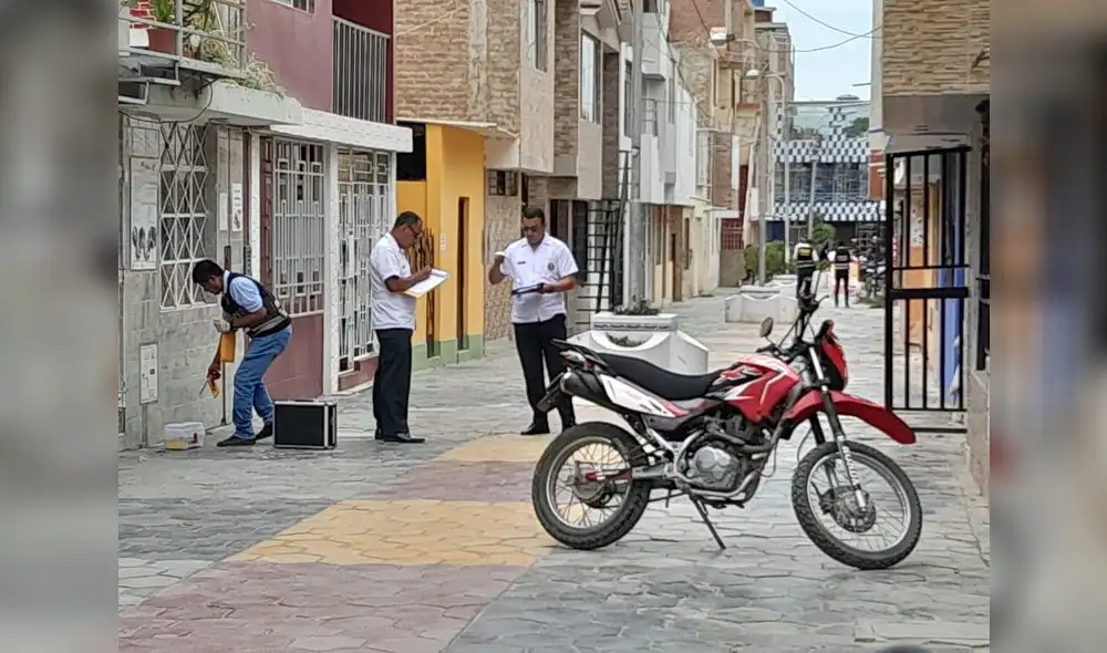 Peritos recogen evidencias para capturar a delincuentes. Foto: Rosa Quincho/La República Peritos recogen evidencias para capturar a delincuentes. Foto: Rosa Quincho/La República