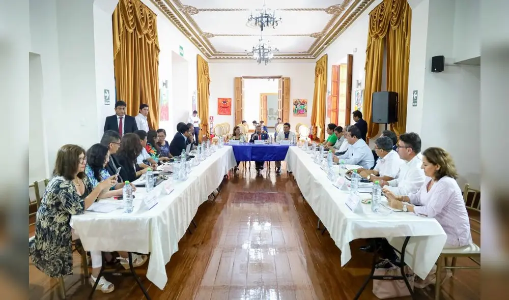 Mesa de trabajo. Directores de UGEL expusieron carencias. Foto: cortesía Gore La Libertad Mesa de trabajo. Directores de UGEL expusieron carencias. Foto: cortesía Gore La Libertad