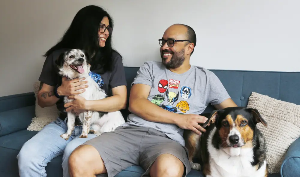 Retrato de la familia formada por Fátima Toche, Martín Cáceres y los canes Woody y Wanda. Foto: Félix Contreras/La República
