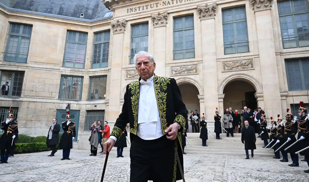 Mario Vargas Llosa deja la sede de la Academia Francesa luego de su proclamación como “inmortal”. Foto: La República Mario Vargas Llosa deja la sede de la Academia Francesa luego de su proclamación como “inmortal”. Foto: La República