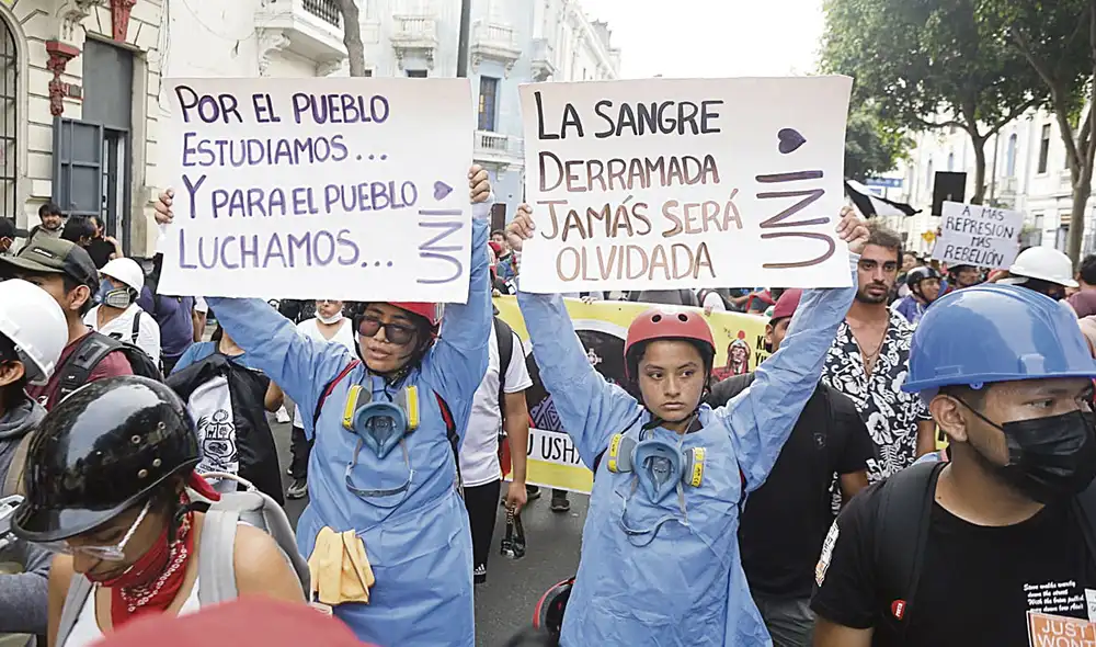 En Lima. Marcha era pacífica y artística, pero la policía irrumpió con fuerza excesiva en horas de la noche. Foto: Félix Contreras/La República En Lima. Marcha era pacífica y artística, pero la policía irrumpió con fuerza excesiva en horas de la noche. Foto: Félix Contreras/La República