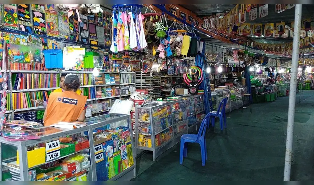 Feria del estadio Melgar. El martes harán una inauguración simbólica, sin embargo los más de 600 expositores ya atienden al público. Preocupa encarecimiento de algunas listas. Foto: La República.