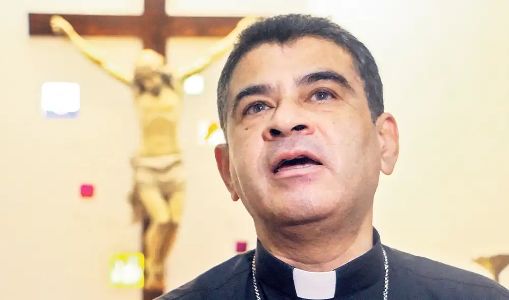 Castigo del régimen nicaragüense. Obispo católico Rolando Álvarez, a quien un tribunal ha sentenciado a más de 26 años de prisión. Foto: AFP Castigo del régimen nicaragüense. Obispo católico Rolando Álvarez, a quien un tribunal ha sentenciado a más de 26 años de prisión. Foto: AFP