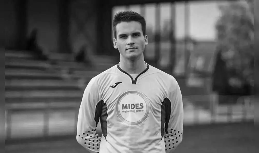 Arne Espeel recibió atención médica en el campo de juego tras colapsar. Foto: Twitter