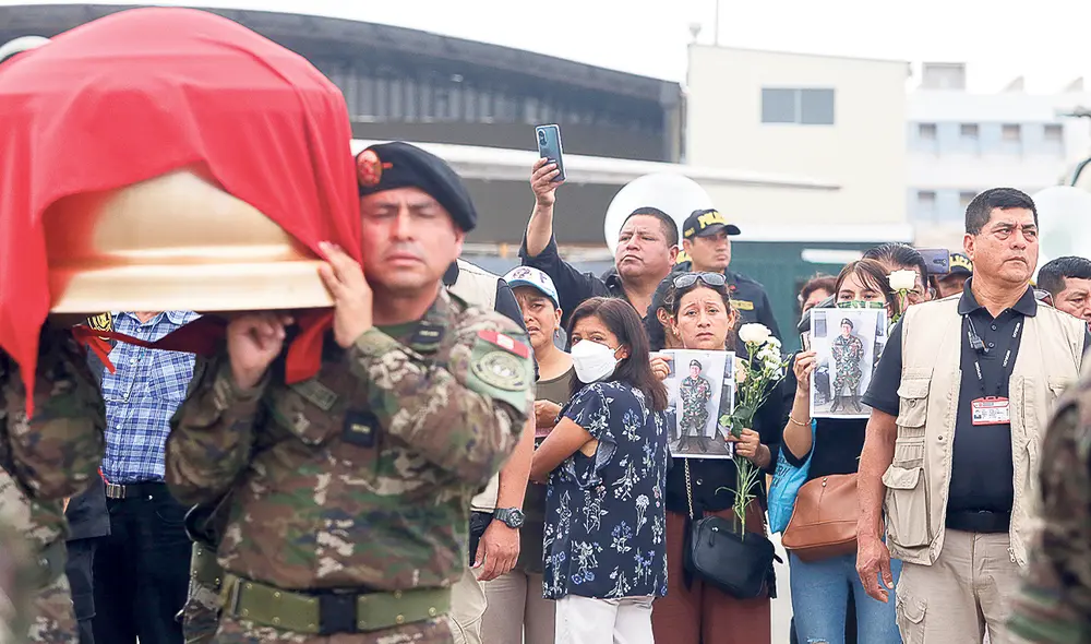 Tributo. Féretros de seis de los siete policías emboscados fueron recibidos con honores por sus familiares y los altos mandos. Foto: Félix Contreras/La República