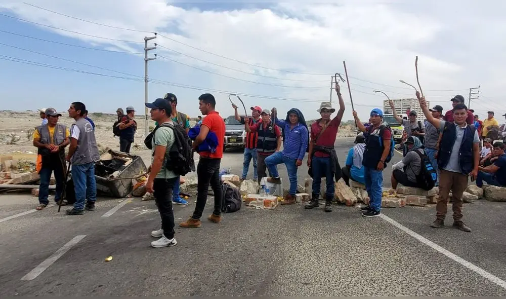 Un grupo de ronderos se instaló en la salida a Chulucanas, Olmos, Ayabaca Huancabamba, mientras que otro bloqueo la salida del sector El Trébol. Foto: Grover Lozada/ URPI-LR Un grupo de ronderos se instaló en la salida a Chulucanas, Olmos, Ayabaca Huancabamba, mientras que otro bloqueo la salida del sector El Trébol. Foto: Grover Lozada/ URPI-LR