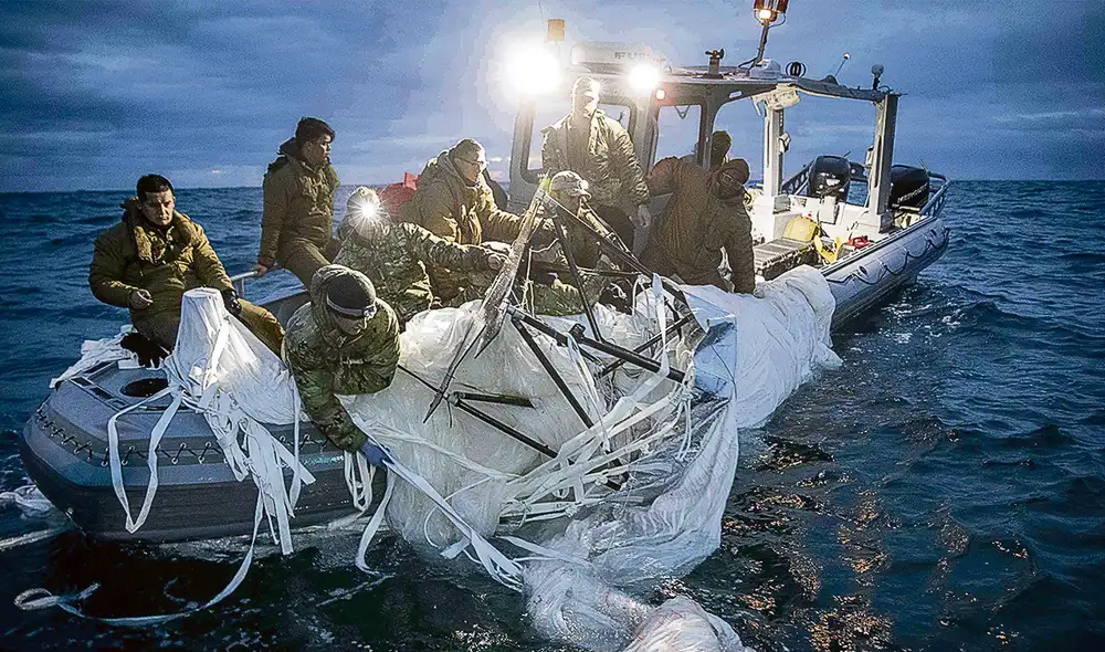 Recuperan. Marines de EE. UU. con partes de un globo de vigilancia chino derribado en la costa de Carolina del Sur. Foto: EFE