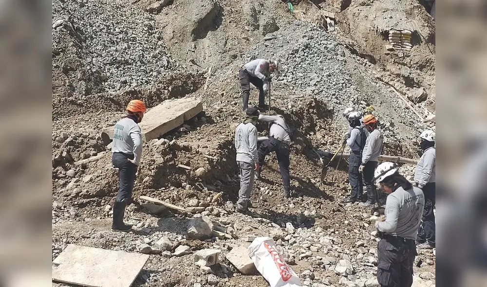 Búsqueda de cuerpos. Policías de rescate han recuperado varios cadáveres de entre los escombros en Posco Miski, Secocha y los lugares afectados. Búsqueda de cuerpos. Policías de rescate han recuperado varios cadáveres de entre los escombros en Posco Miski, Secocha y los lugares afectados.