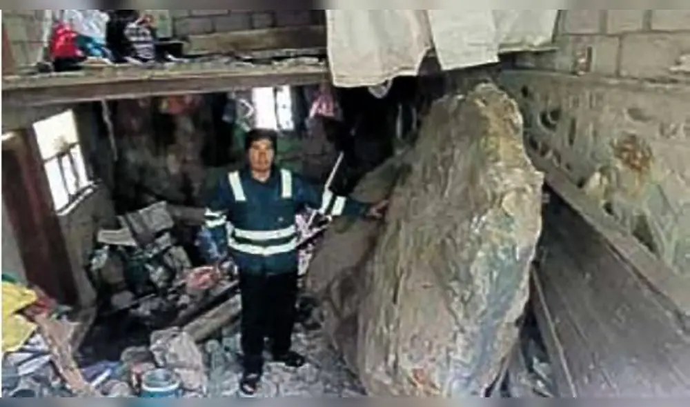 Dañada. Enorme roca sobrepaso la pared y quedó dentro.