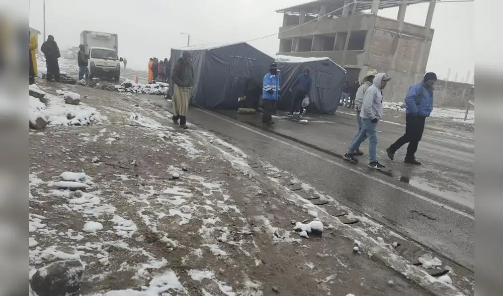 Bloqueo. Vía de Condoroma ha sido tomada por un grupo de manifestantes. En esa zona ocurrió ataque. Bloqueo. Vía de Condoroma ha sido tomada por un grupo de manifestantes. En esa zona ocurrió ataque.