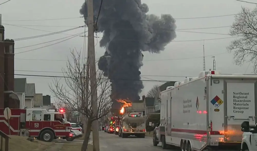 El cloruro de vinilo fue derramado y quemado para evitar una explosión. Foto: WYTV El cloruro de vinilo fue derramado y quemado para evitar una explosión. Foto: WYTV