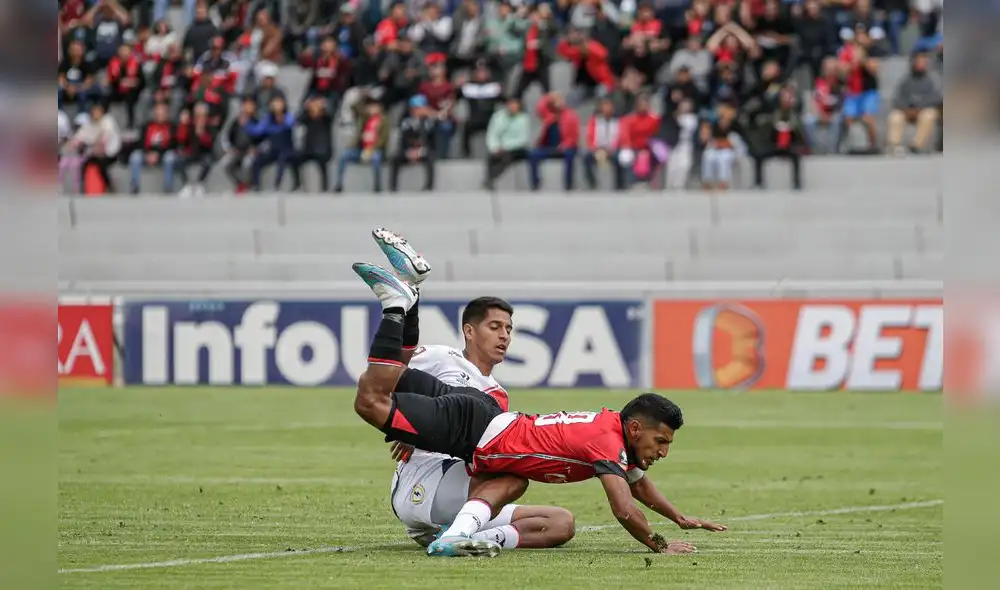 Caída. La escena de Alexis Arias cayendo ante la marca de uno de los jugadores de Municipal es el reflejo de lo que se vio en el partido en el que cayeron 2-0. Caída. La escena de Alexis Arias cayendo ante la marca de uno de los jugadores de Municipal es el reflejo de lo que se vio en el partido en el que cayeron 2-0.