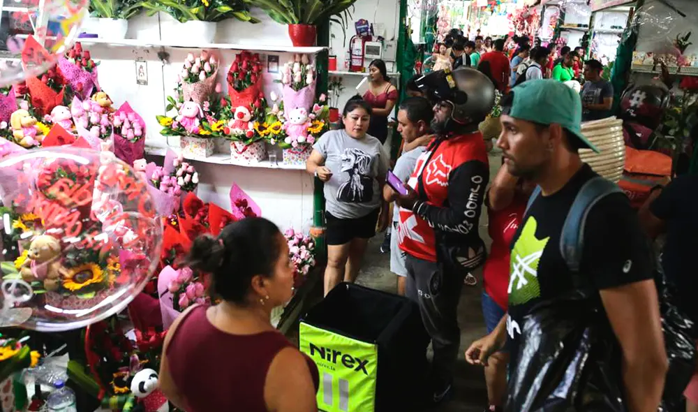 Cientos de personas buscan el regalo ideal por San Valentín. Foto: John Reyes/La República Cientos de personas buscan el regalo ideal por San Valentín. Foto: John Reyes/La República