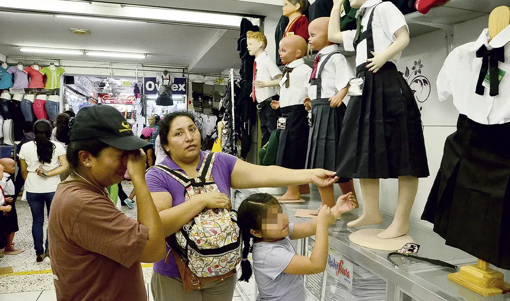 Impacto. Demanda cae y, aún así, las mypes se ven obligadas a subir el precio de uniformes hasta en S/20 por la inflación. Foto: La República Impacto. Demanda cae y, aún así, las mypes se ven obligadas a subir el precio de uniformes hasta en S/20 por la inflación. Foto: La República