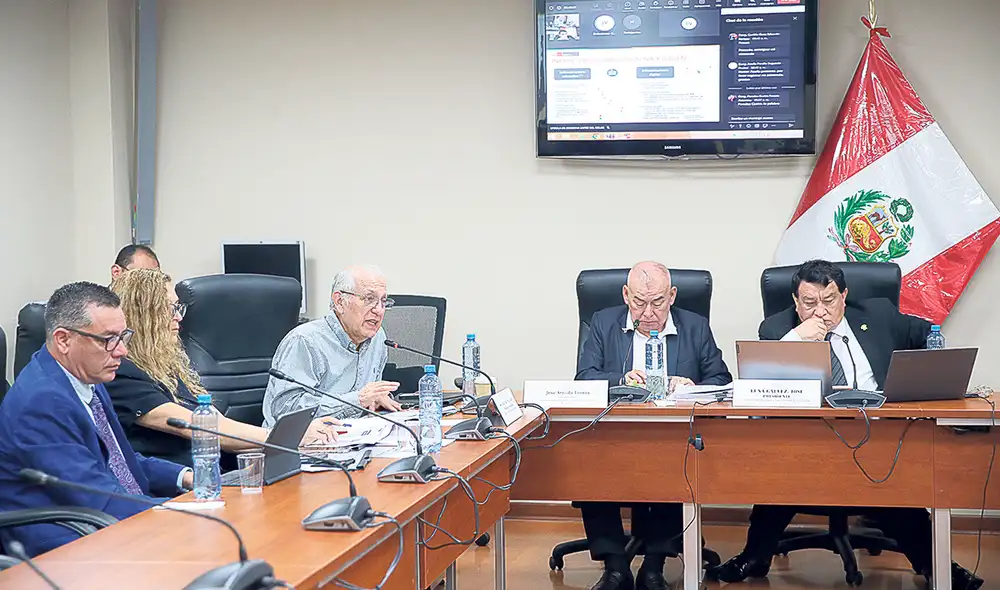 A favor de la contrarreforma universitaria. El ministro Óscar Becerra acudió a la Comisión de Presupuesto, dirigida por José Luna, dueño de Telesup. Foto: difusión