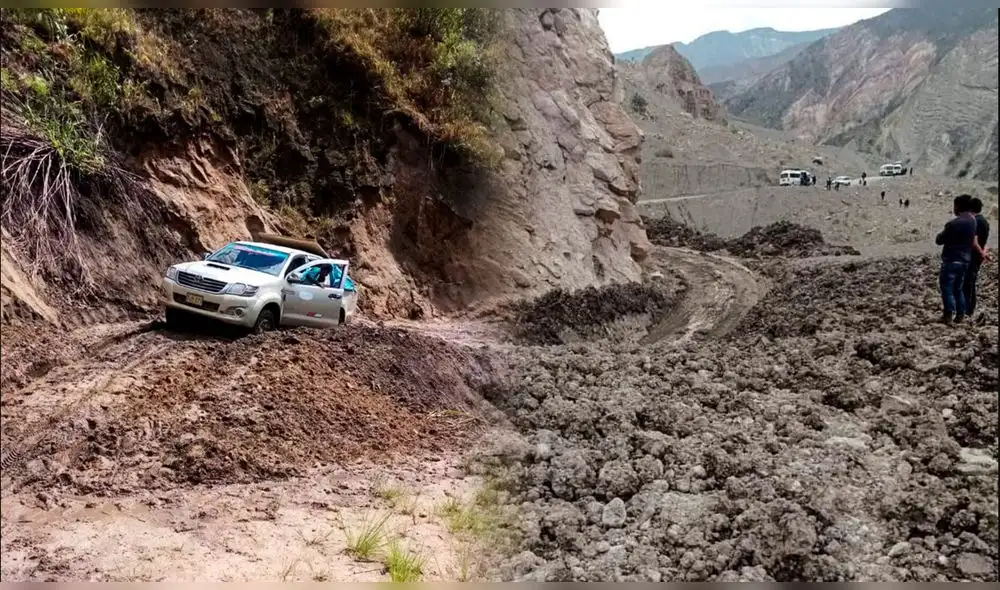 El deslizamiento de tierra causó desastres en Pataz. Foto: composición de Fabrizio Oviedo/ La República