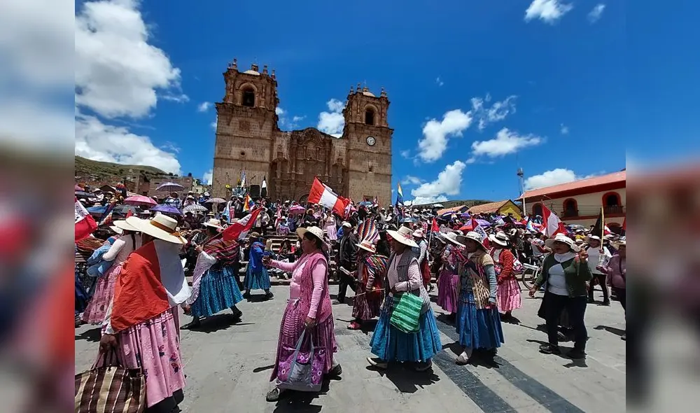 En las calles. Cientos de pobladores quechuas y aymaras continúan marchando todos los días. Foto: La República