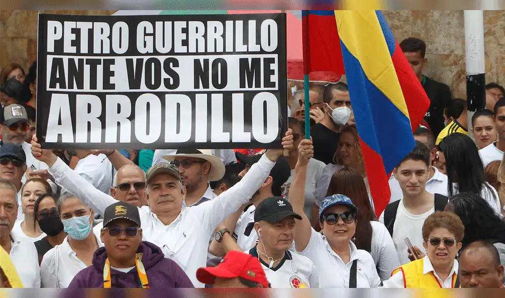 Las calMiles de personas salieron a expresar su descontento contra el presidente Gustavo Petro.