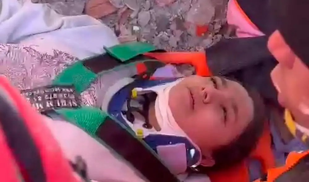 Aleyna, de 17 años, fue encontrada con vida en el día 11 de los potentes terremotos que azotaron a Turquía y Siria. Foto: captura de Iha.com