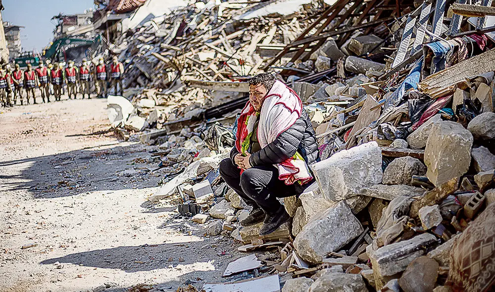 Rescate en Turquía. Un vecino de la ciudad de Hatay permanece entre las ruinas de su edificio esperando a los rescatistas. Foto: EFE Rescate en Turquía. Un vecino de la ciudad de Hatay permanece entre las ruinas de su edificio esperando a los rescatistas. Foto: EFE