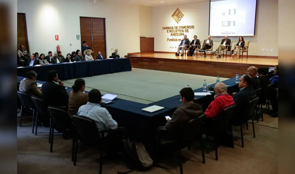 Visita. Ministro de Comercio Exterior se reunió con voceros del turismo en Arequipa para explorar alternativas de solución. Foto: Rodrigo Talavera/ LR Visita. Ministro de Comercio Exterior se reunió con voceros del turismo en Arequipa para explorar alternativas de solución. Foto: Rodrigo Talavera/ LR