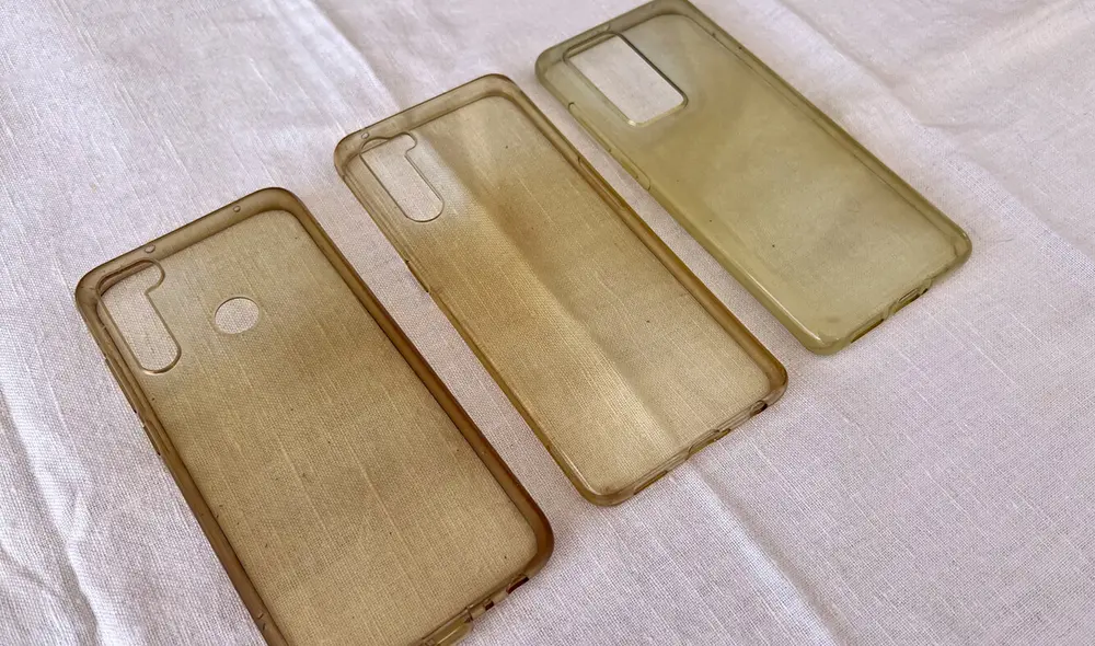 Los smartphones Android incluyen esta funda transparente de regalo. Foto: Xataka Los smartphones Android incluyen esta funda transparente de regalo. Foto: Xataka