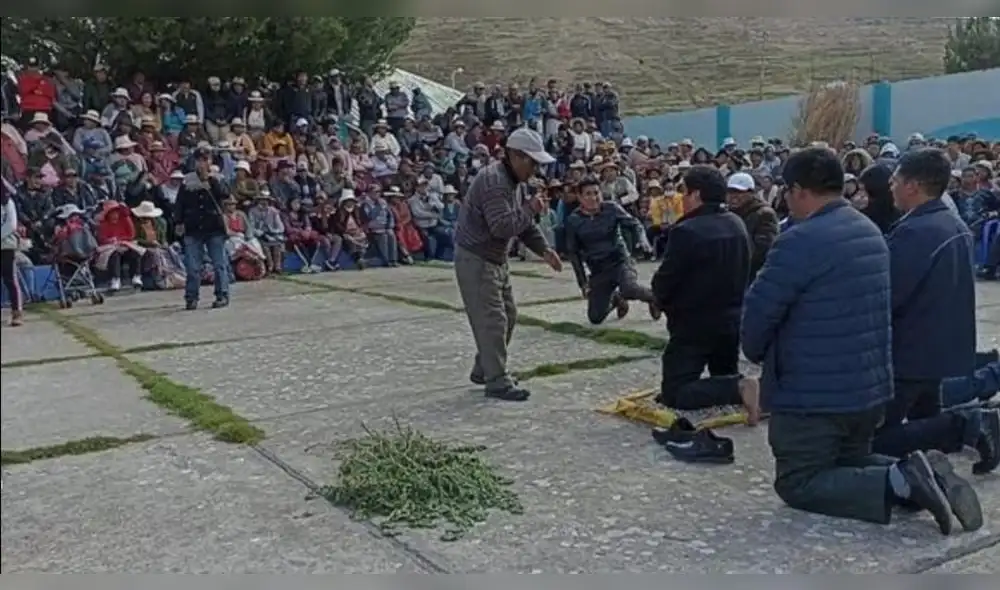 Sanción. Hicieron que alcalde y regidores se arrodillen.