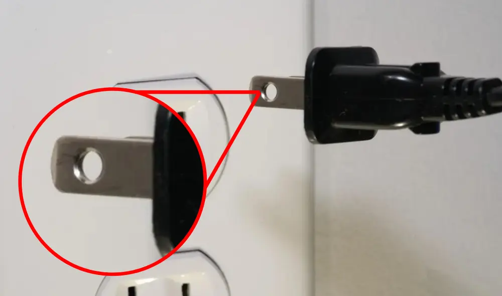 Todos los enchufes de tipo A y B tienen dos agujeros en los extremos de sus puntas. Foto: composición LR/La Opinión