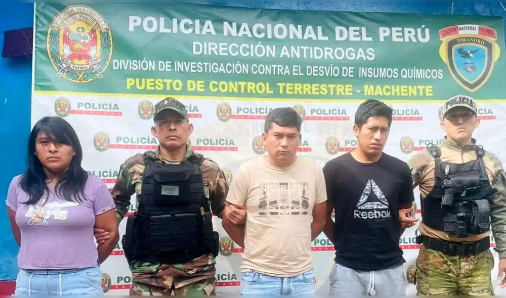 Tres jóvenes, entre ellos una mujer, circulaban en un automóvil, simulando ser estudiantes universitarios. Foto: PNP