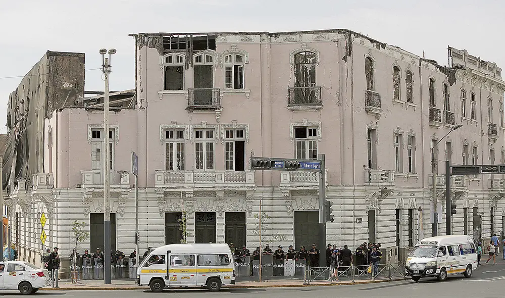 En el olvido. Una de las históricas casonas de plaza Dos de Mayo fue afectada por un incendio en octubre del 2014. Ocho años después, la fachada e infraestructura no han mejorado. Foto: Gerardo Marín/La República