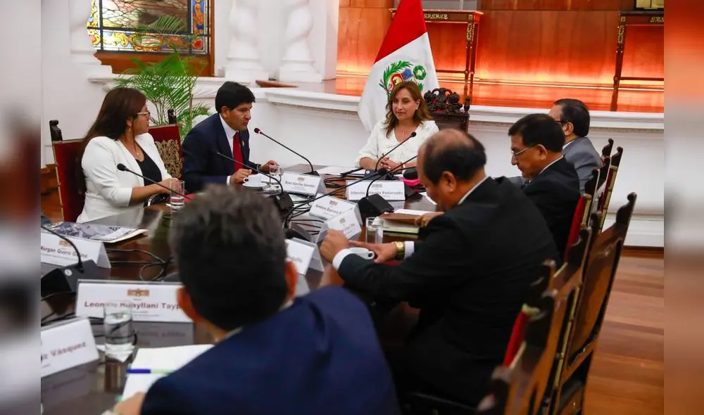 Cisma. Gobernadores le hicieron "el pare" a la presidenta Dina Boluarte. Foto: La República. Cisma. Gobernadores le hicieron "el pare" a la presidenta Dina Boluarte. Foto: La República.