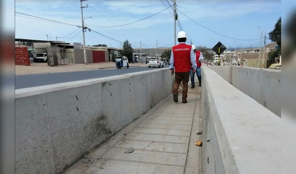 Los técnicos de la Contraloría constataron los daños en la obra que ejecuta la comuna de Talara. Foto: Contraloría