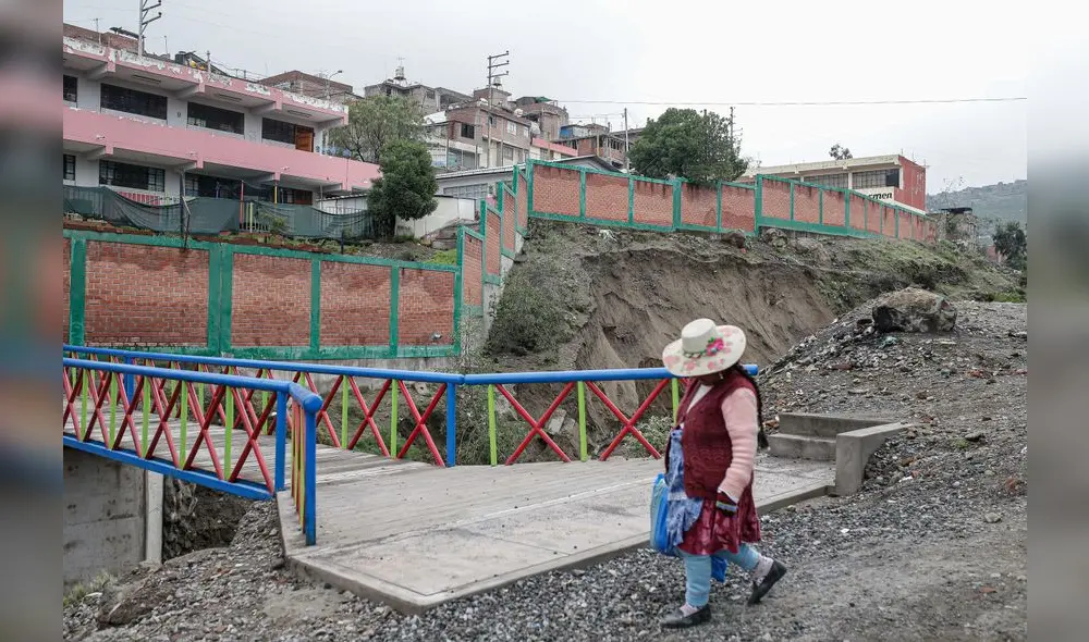 Riesgo inminente. El plantel alberga a cerca de 200 estudiantes, pero el reinicio de labores es incierto por este peligro. Foto: La República.