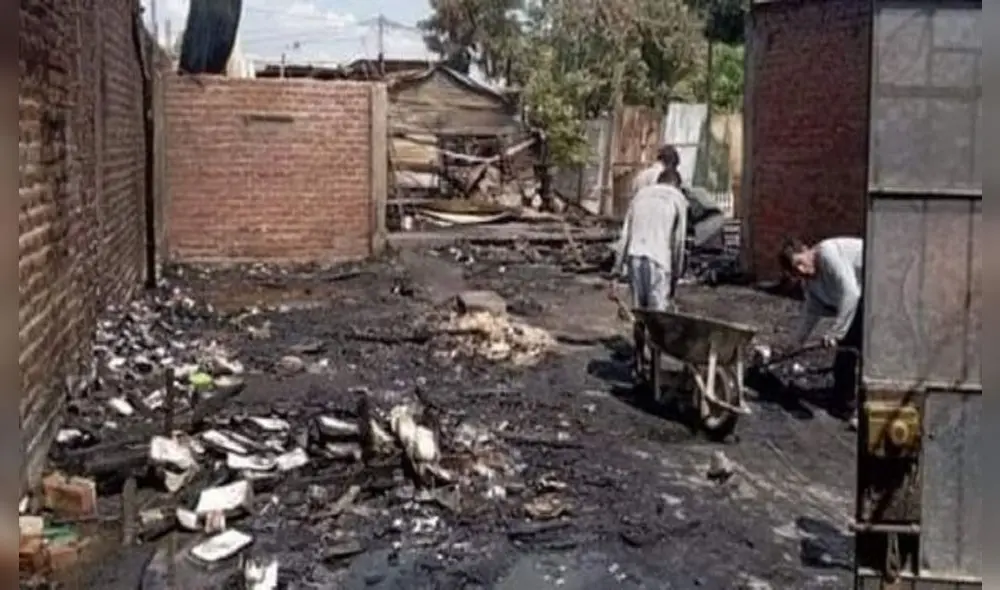 Personal retira los escombros que dejaron las llamas en Castilla. Foto: Grau Noticias