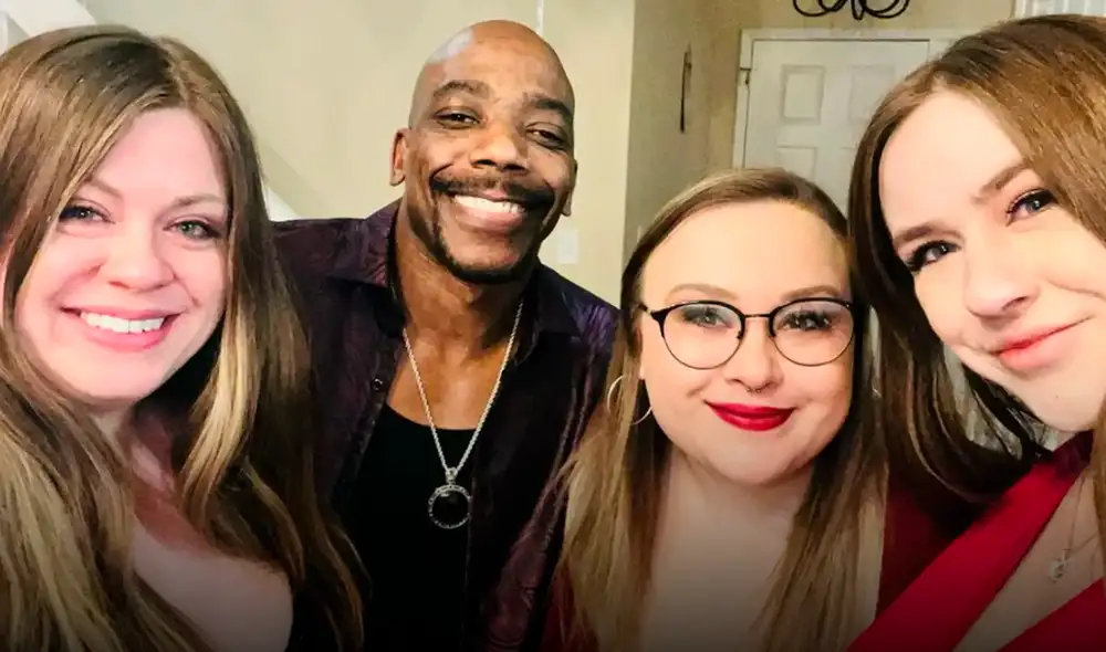 El hombre es mantenido por sus tres novias. Foto: @the.davis.family_official.page/Instagram El hombre es mantenido por sus tres novias. Foto: @the.davis.family_official.page/Instagram