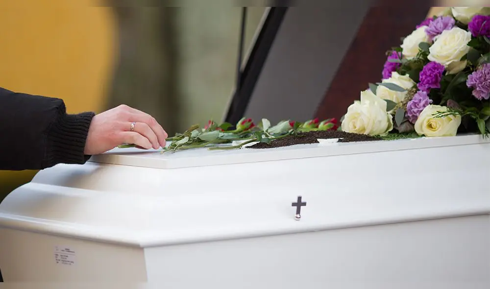 Familias reciben reembolso del SIS por sepelio. Foto: Freepik