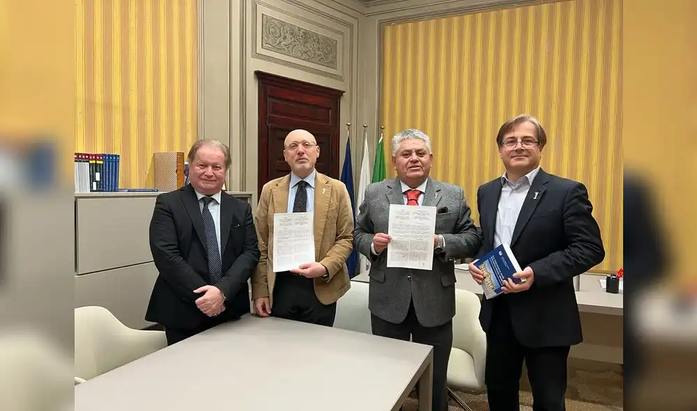 Firma. Michele Caianillo y Jorge Cáceres firman convenio. Foto: UCSM Firma. Michele Caianillo y Jorge Cáceres firman convenio. Foto: UCSM