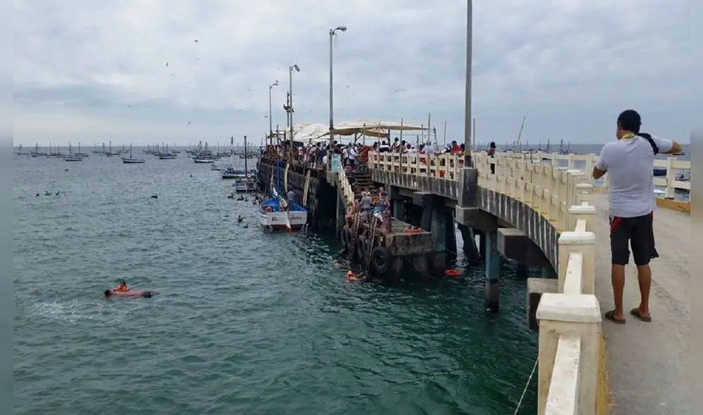 Muelle en riesgo de derrumbarse tras oleajes anómalos. Foto:  El mirador de Vichayito