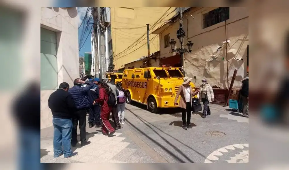 Caudales de Prosegur llegaron a la ciudad de Puno para abastecer de dinero al Banco de la Nación. Foto: RED Noticias Puno Caudales de Prosegur llegaron a la ciudad de Puno para abastecer de dinero al Banco de la Nación. Foto: RED Noticias Puno