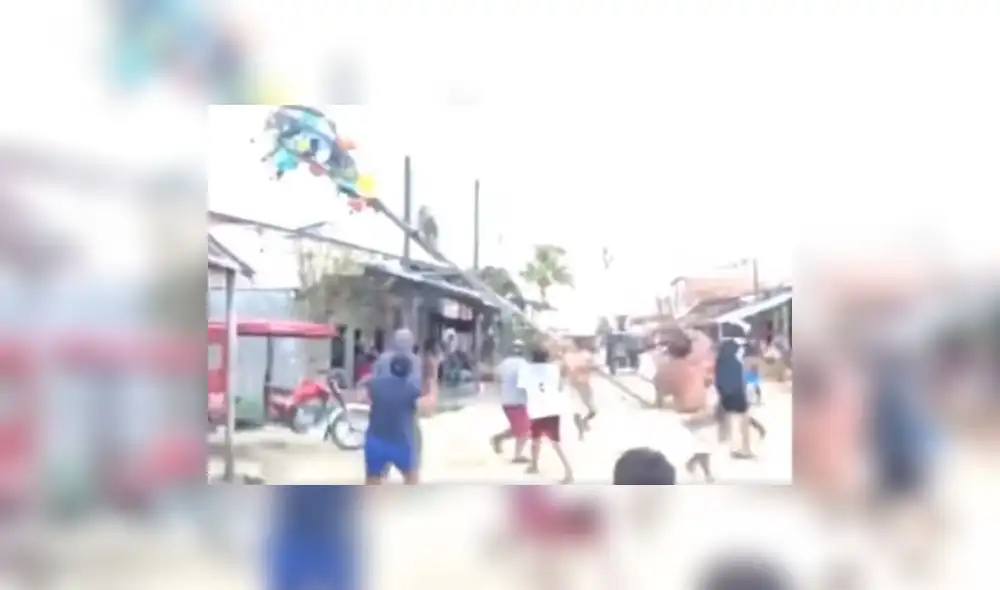 Vecinos estaban ayudados con escaleras y sogas. Foto: captura de Loreto Iquitos Noticias