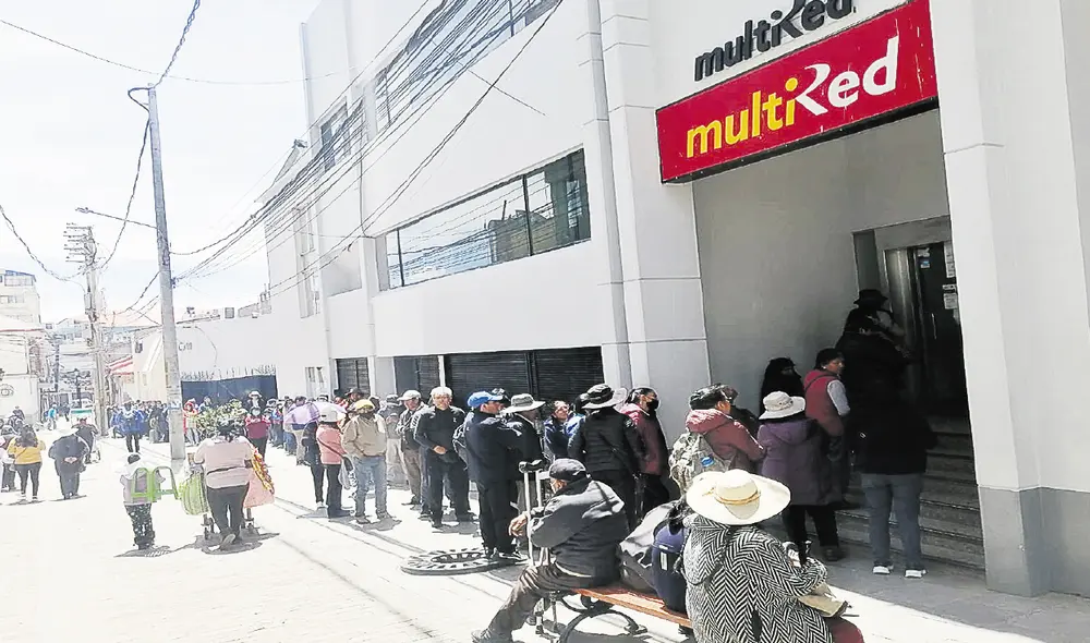 Sin resultados. Pobladores formaron en vano colas en sede de Puno del Banco de la Nación. Foto: La República