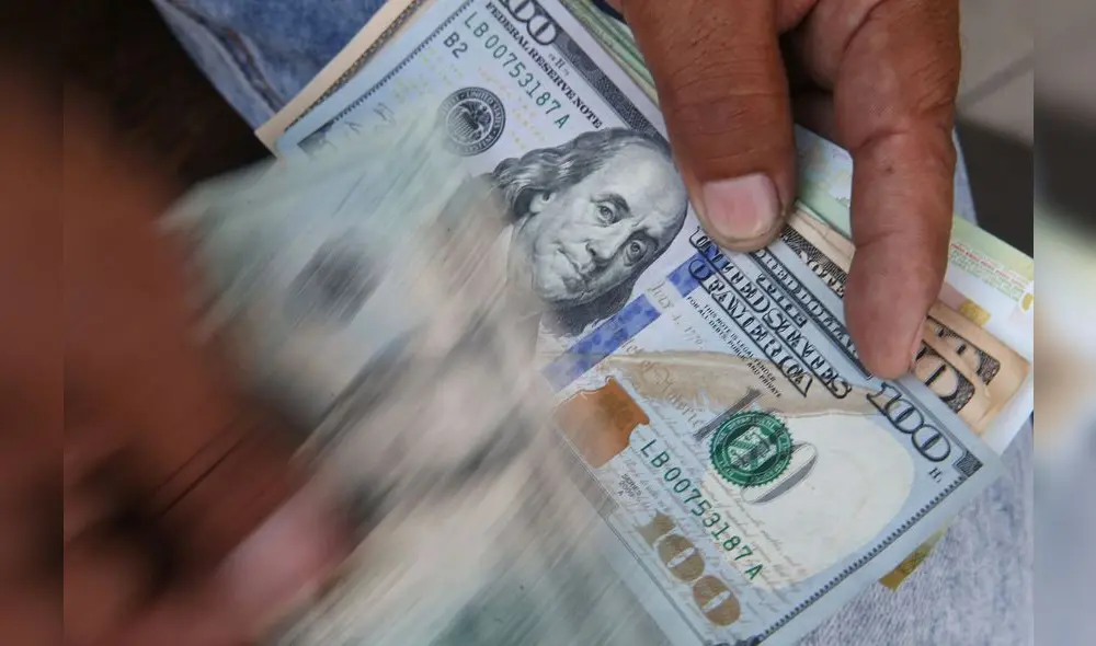 El dólar en el mercado paralelo cotizaba a S/3,830 la compra y S/3,860 la venta. Foto: Andina El dólar en el mercado paralelo cotizaba a S/3,830 la compra y S/3,860 la venta. Foto: Andina