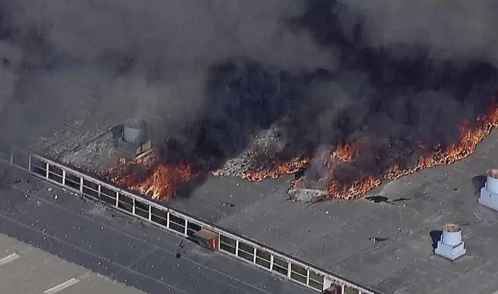 Incendio en fabrica en Ohio. Foto: @ChallengeYCL/Twitter