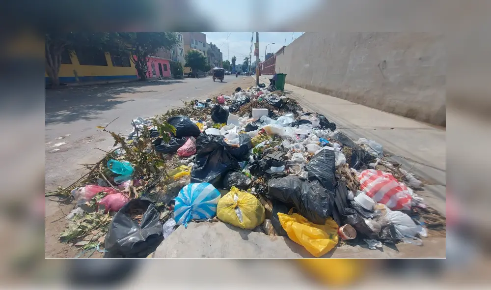 Vecinos que arrojan sus residuos en plena vía pública. Foto: Clinton Medina/ La República